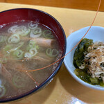 土橋寿司 - 海老の頭の味噌汁とめかぶのお浸し。