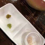 らあめん サンド - 味変用のわさびと柚子胡椒、藻塩が昆布水まとう麺に絶妙！