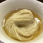 Raamen Sando - 節香る昆布水に包まれた中細麺が綺麗に畳まれてます！