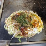 お好み焼信本 - ソース少なめにしてもらった、お好み焼き・そば肉玉。
                                デフォはたっぷりソースかかってますよ♪