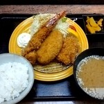 魚銀 - ミックスフライ定食800円税込。