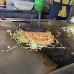お好み焼信本 - これぞお好み焼き真骨頂、重しで潰す(笑)