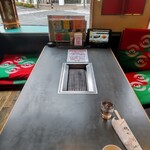 朝鮮飯店 - 案内された掘りごたつ風テーブル