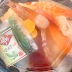 すし処 まる辰 - テイクアウトの海鮮丼です。当日仕入れたネタにより内容が異なります。