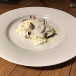 マカウダ - 淡路産タコのソテーとジャガイモのエスプーマ、ケッパーのパウダー（800円）