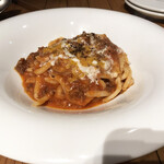 マカウダ - 自家製ブカティーニ 牛肉のラグーソースとフォンドゥータ（1,500円）