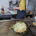 お好み焼信本 - 見よ！このキャベツの盛り！そしてモヤシとネギちょろり♡