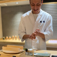 鮨德 - 握る店主