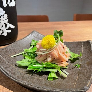 焼鳥屋が誇る自慢の逸品！新鮮赤鶏を使用した”地鶏のタタキ”