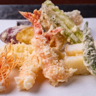 Enjoy piping hot tempura served from the satellite kitchen.