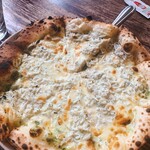 カフェ ラ・ボエム - チーズたっぷりのシラスのピッツァ