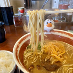 徳島ラーメン 麺王 - 普通麺はちょっと白い色です。