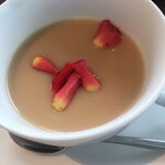 ラウンジ サウスコート - バラの花びらを散らせてみた   食べました