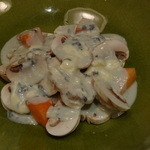 KITCHEN TSUNAGU - 海上（うなかみ）産マッシュルームのサラダ、ゴルゴンゾーラソース（６００円）