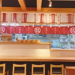 Taishuu Baniku Sakaba Umaru - 若者からご年配まで。どこか落ち着く日本の居酒屋文化「大衆酒場」。壁一面のメニューなど哀愁あふれる店内