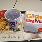 マクドナルド - それにコーラとポテトのM サイズをセットで。