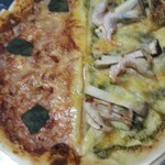 窯右衛門 - 持ち帰りのマルゲリータと白海老のハーフピッツア。