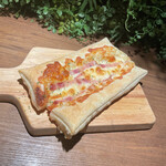 konfiansushampamba-andokafe - ベーコンとチーズのパイ生地のピザ