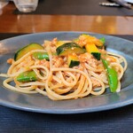 フォセッタ - 魚貝のラグーズッキーニスナップエンドウトマトソースリングイネ