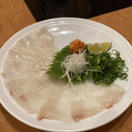 玄品 新宿歌舞伎町 ふぐ・うなぎ・かに料理 - この白皿の厚切りてっさ、これはこれでOK！