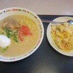 Mitsubachi - とんこつと焼き飯のセット