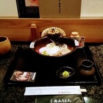 五代目 花山うどん - 鬼釜というネーミングとはかけはなれた力の抜けるタヌキの丼ぶり