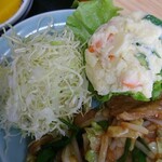 登喜和家食堂 - 付け合わせのポテトサラダと千切りキャベツ