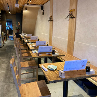 ２名様用テーブルは８卓。くっつけることも可能です。