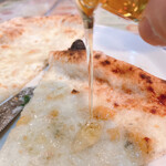 ピッツェリア チーロ - クワトロフォルマッジ蜂蜜がけ