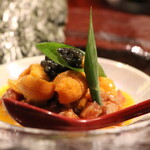 個室焼肉 牛道 - 雲丹とキャビアを添えたユッケ