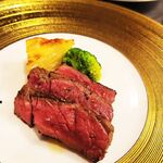 リストランティーノ イルチプレッソ - 黒毛和牛もも肉のタリアータステーキはさしも少ない赤身系の旨さ！