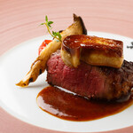 リストランティーノ イルチプレッソ - 厚切り黒毛和牛フィレとフォアグラ、トリュフソースのロッシーニ風。牛の火入れが絶妙！