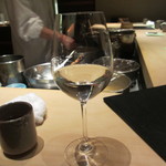 日本酒は、ワイングラスで提供