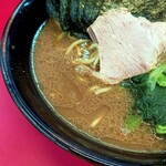 家系ラーメン 佐々喜家 - 味濃いめだと醤油の主張が強め。