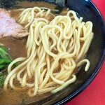 家系ラーメン 佐々喜家 - 酒井製麺の中細麵。