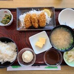 和食レストランとんでん - 一汁三菜ランチのドリンク付き(1298円)です。