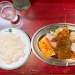 グリル一平 - サービスランチ♡ 美味しそう(๑'ڡ'๑)୨♡
            アルミのトレーも良きですね✧‧˚