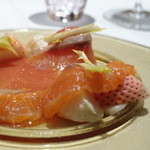 リストランテ ペガソ - 青森産桜鱒の軽いスモーク、白イチゴ凝縮蕪のインサラータ