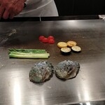 八王子 ステーキ 鉄板焼 いわ倉亭 - 鉄板は、ピッカピカでシェフが目の前で焼いてくれます！