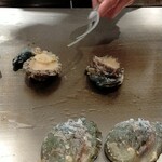 八王子 ステーキ 鉄板焼 いわ倉亭 - 鮑は、身と肝をわけてカットします。