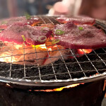 万正 - 塩タン焼き焼き風景