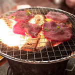 万正 - 塩タン焼き焼き風景