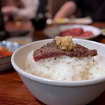 万正 - アカミ with ニンニク薬味 オンザライス