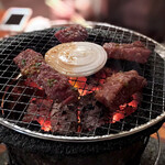 万正 - ハラミ焼き焼き風景