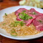 万正 - 塩タンの下のニンニク薬味