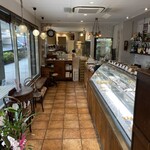 パティスリーエス - 奥にカフェスペースもあります。