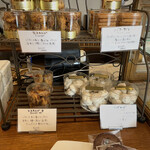 パティスリーエス - どれも美味しそうで迷ってしまいます。