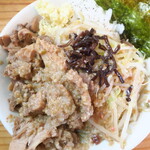 にかいや - ぶた入りラーメン（スープ抜き）＋ヤクミにんにくアブラのり