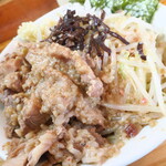 にかいや - ぶた入りラーメン（スープ抜き）＋ヤクミにんにくアブラのり