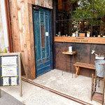 ラフ&タフ コーヒースタンド - 店舗入口